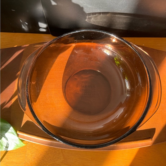 Pyrex Designs Party Server - Knob Covered Casserole with Brass Accent Cradle - Picture 4 of 7